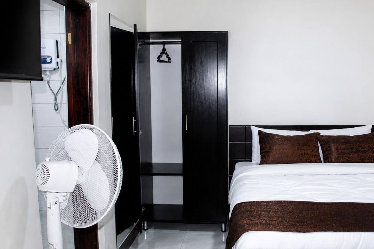 Escritorio, cortinas blackout, wifi gratis y ropa de cama