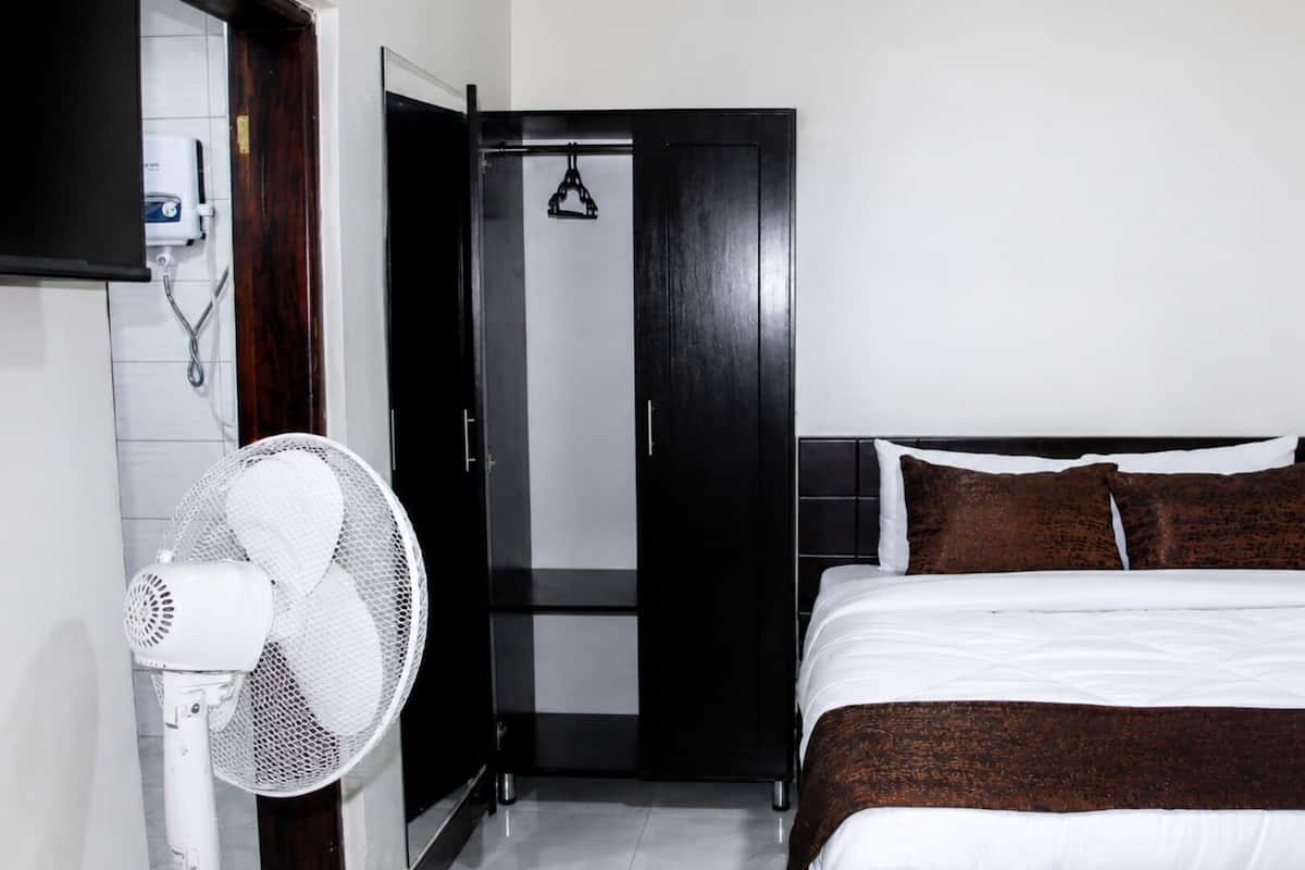 Quarto casal luxo, sacada, vista para o pátio | Escrivaninha, cortinas blackout, Wi-Fi de cortesia, roupa de cama