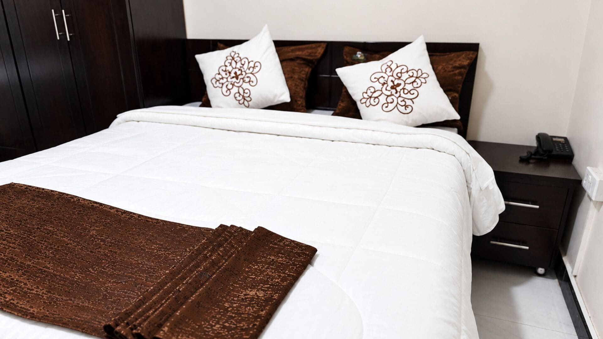 Deluxe Double Room, Balcony, Courtyard View | Desk, blackout curtains, free WiFi, bed sheets