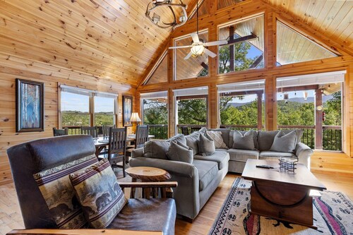 Mountain Views~ Hot Tub&Pool Table~ FirePit~ Games