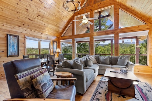 Mountain Views~ Hot Tub&Pool Table~ FirePit~ Games