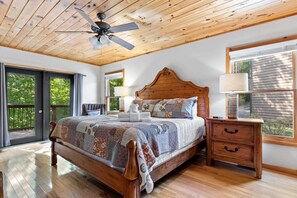 4 soverom, skrivebord, strykejern/-brett og reiseseng for barn