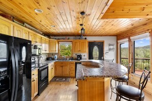 Fridge, microwave, oven, stovetop - Mountain Views~ Hot Tub&Pool Table~ FirePit~ Games (Epworth)