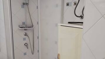 Bruser, hårtørrer, bidet, håndklæder