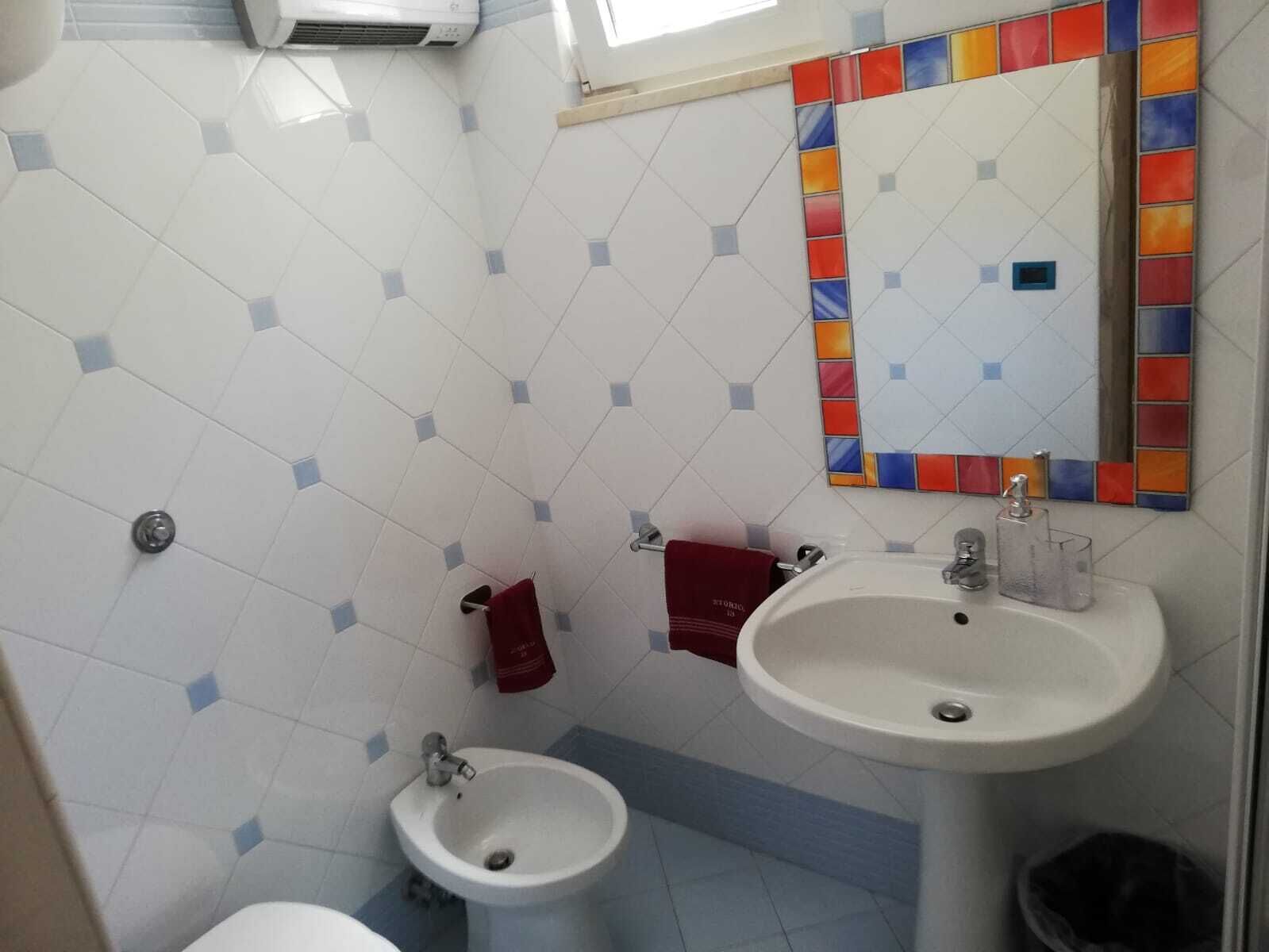 Douche, sèche-cheveux, bidet, serviettes fournies