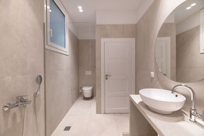 Douche, séchoir à cheveux, serviettes fournies, savon