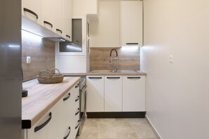 Kühlschrank, Ofen, Herdplatte, Wasserkocher mit Kaffee-/Teezubehör