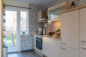 Frigorifero, forno, piano cottura, lavastoviglie