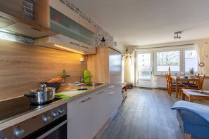 Frigorifero, forno, piano cottura, lavastoviglie