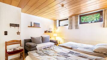 3 bedrooms, iron/ironing board, free WiFi, bed sheets