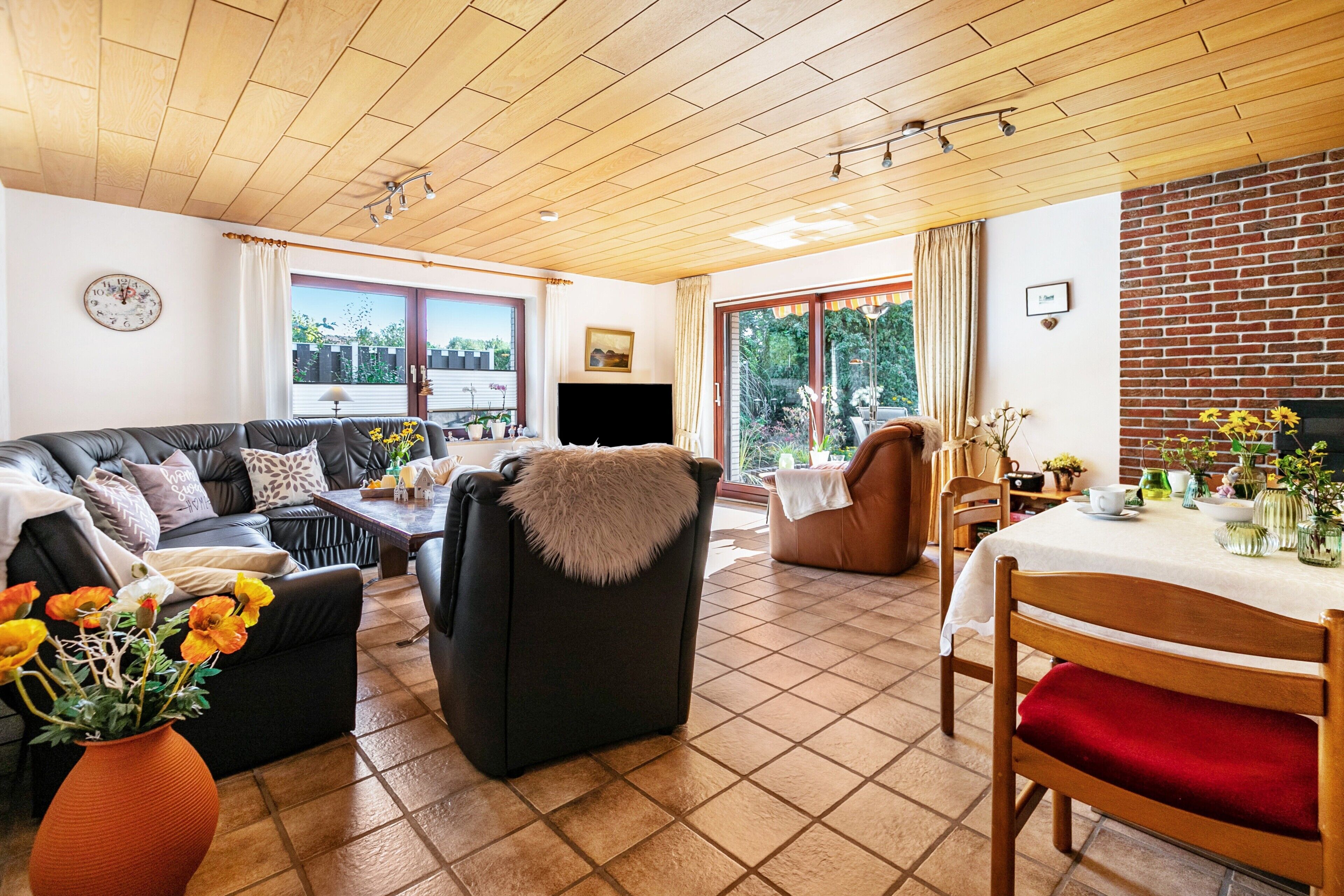 Una televisión, una chimenea