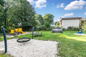 Children’s area - Apartment 'Hennings' with Private Terrace, Shared Garden and Wi-Fi (Bargenstedt)