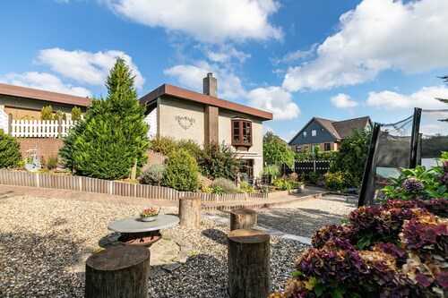 Apartment 'Hennings' mit privater Terrasse, Gemeinschaftsgarten und WLAN