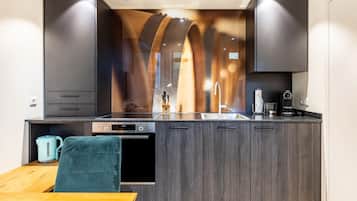 Een koelkast, een oven, een kookplaat, een vaatwasser