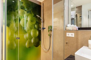 Een douche, een haardroger, handdoeken