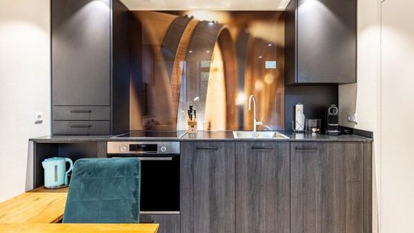 Frigorífico, horno, placa de cocina y lavavajillas