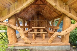 Outdoor dining - Apartment 'Zur Alten Post' with Shared Garden and Wi-Fi (Ulrichstein)