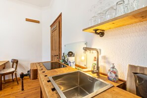 Kylskåp, spishäll, kaffe- och tebryggare och vattenkokare