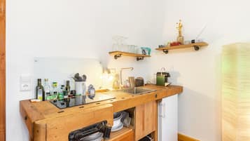 Kühlschrank, Herdplatte, Wasserkocher mit Kaffee-/Teezubehör