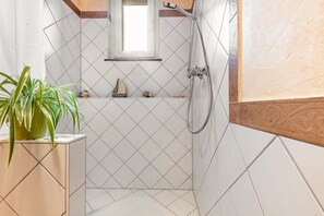 Shower, hair dryer, towels - Apartment 'Zur Alten Post' with Shared Garden and Wi-Fi (Ulrichstein)