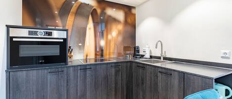 Fridge, oven, stovetop, dishwasher