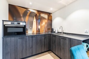 Fridge, oven, stovetop, dishwasher - Premium Apartment 'Daube' with Private Terrace, Shared Garden and Wi-Fi (Reichenau)