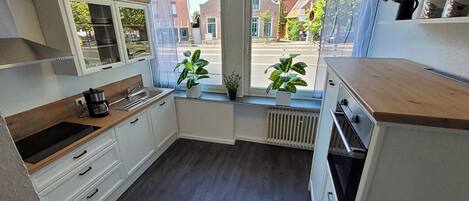 Jääkaappi, mikroaaltouuni, uuni, liesi