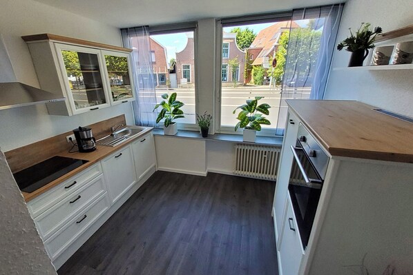 Køleskab, mikrobølgeovn, ovn, kogeplade