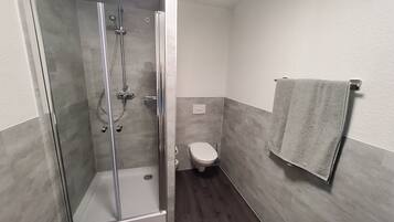 Een douche, handdoeken