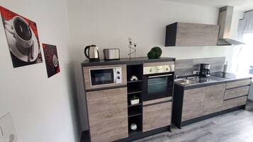 Een koelkast, een magnetron, een oven, een kookplaat