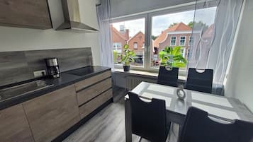 Een koelkast, een magnetron, een oven, een kookplaat