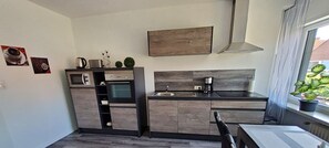Fridge, microwave, oven, stovetop - Apartment 'Wohnung 4' with Shared Terrace, Balcony and Wi-Fi (Neuenhaus)
