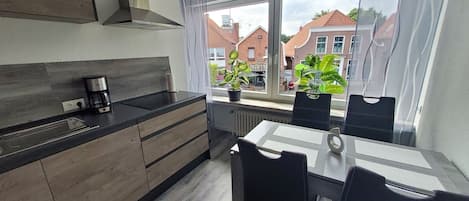 Frigorifero, microonde, forno, piano cottura