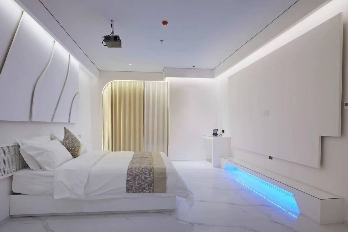 Deluxe Suite, City View | Desk, laptop workspace, free WiFi