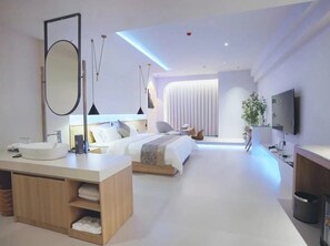 Superior Double Room, City View | 1 bedroom, desk, laptop workspace, free WiFi