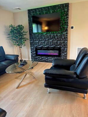 TV - Cozy spacious 5-bedroom house with WIFI and central AC in charming Bethlehem Twp (Bethlehem)