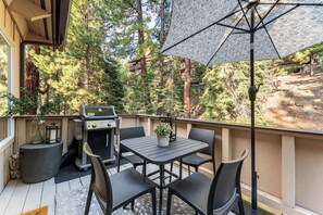 Outdoor dining - Tahoe Dreamin’ by AvantStay | Central Location (Incline Village)