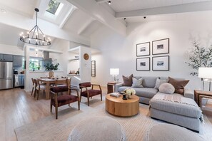 Smart-TV, Kamin, Stereoanlage, Arbeitsbereiche
