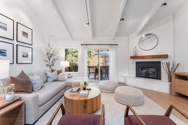 Smart TV, fireplace, stereo, offices