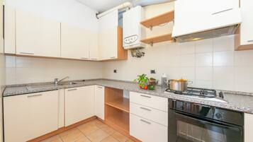 Kylskåp, mikrovågsugn, ugn och spishäll