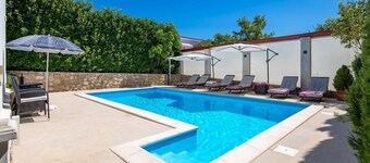 House Rose With Private Pool And Garden