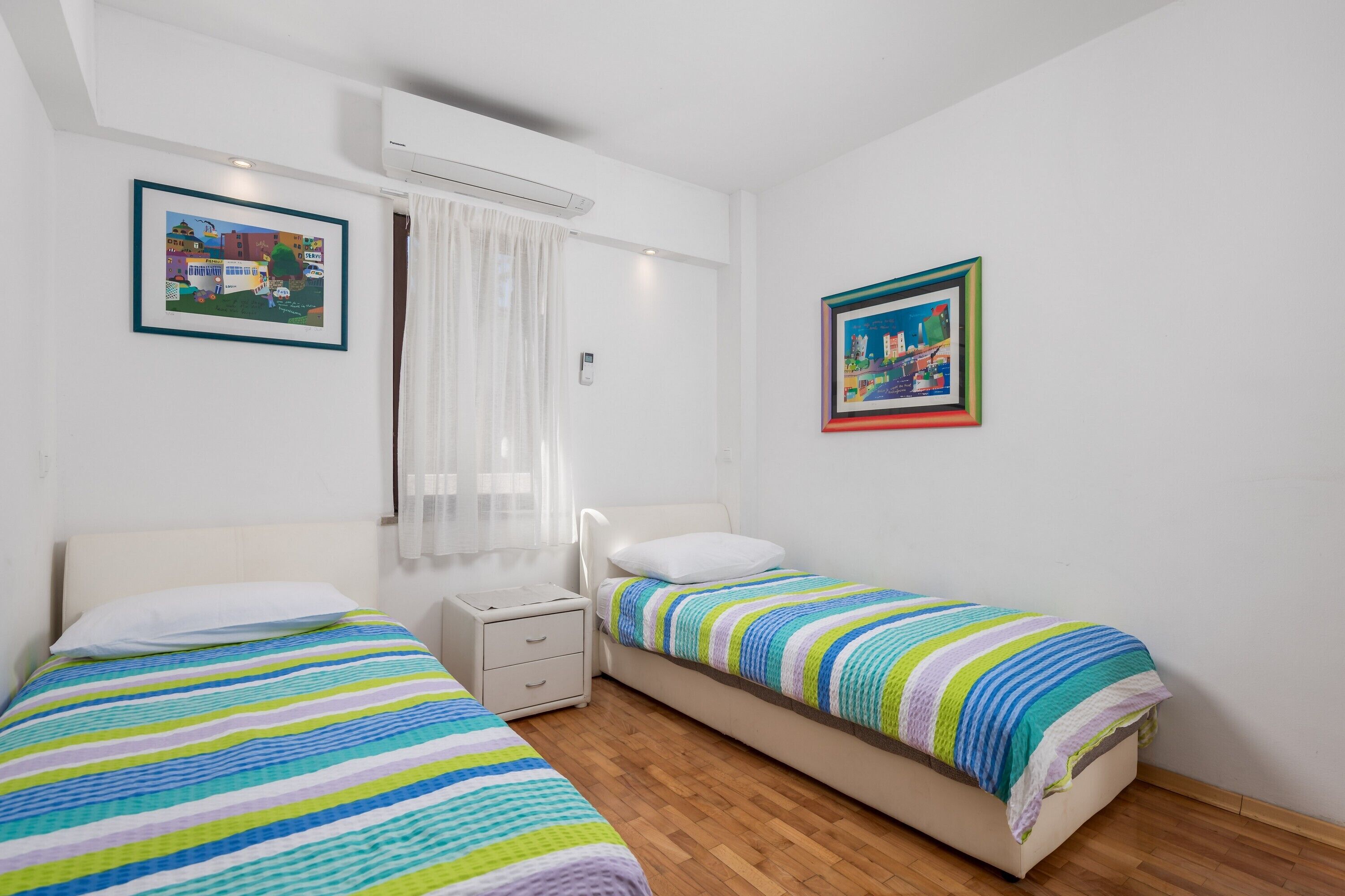 2 عدّة غرف نوم ومكواة/لوح كي وواي فاي مجانًا وملاءات أسرّة