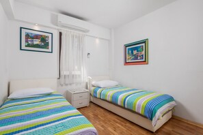 2 makuuhuonetta, silitysrauta/-lauta, ilmainen Wi-Fi, vuodevaatteet