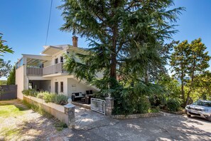 Casa familiare, camere multiple, 2 bagni, lato montagna (House Rose With Private Pool And) | Esterni