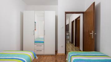 2 bedrooms, iron/ironing board, free WiFi, bed sheets