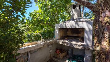 Family House, Multiple Bedrooms, 2 Bathrooms, Mountainside (House Rose With Private Pool And) | Property grounds