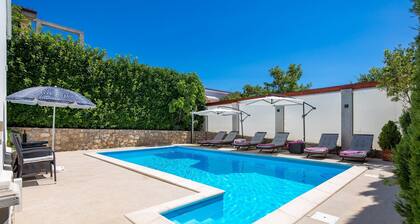 House Rose With Private Pool And Garden