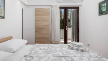 2 bedrooms, iron/ironing board, free WiFi, bed sheets