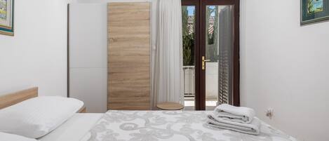 2 slaapkamers, een strijkplank/strijkijzer, gratis wifi, beddengoed