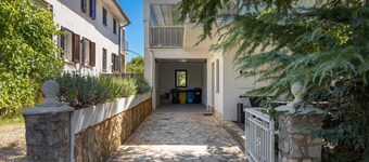 House Rose With Private Pool And Garden